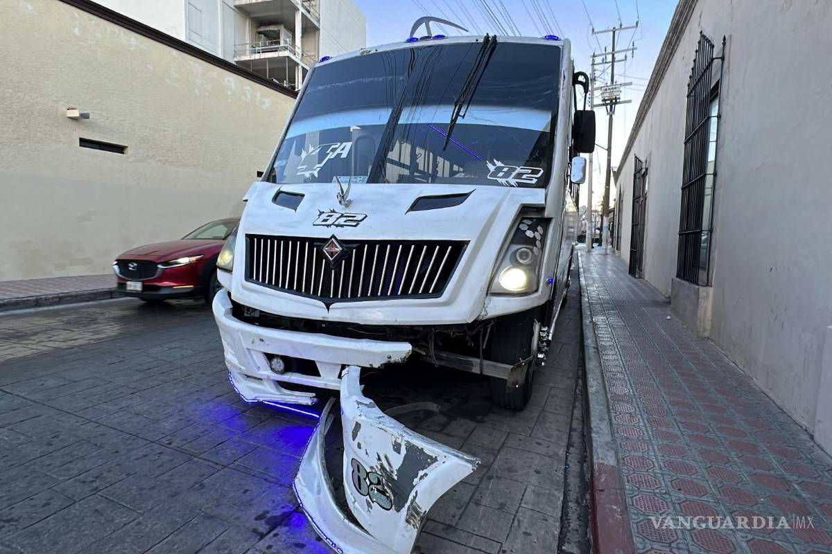 Conductor intenta rebasar y colisiona con transporte público en el centro de Saltillo