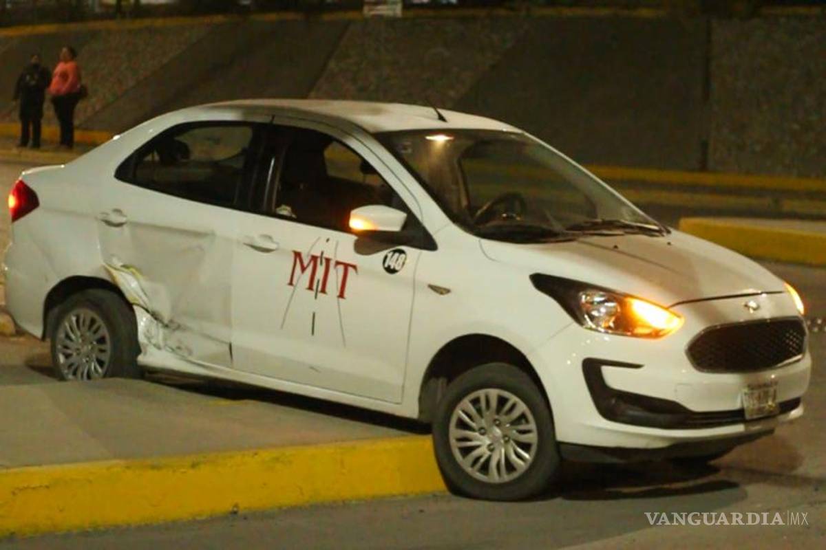 Le pega taxi por no respetar semáforo en LEA y 2 de abril