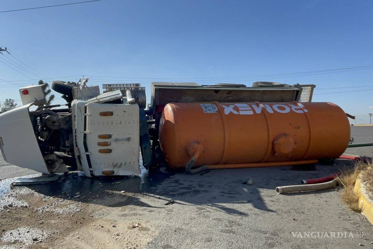 Vuelca camión de desazolve y provoca derrame de aceite en Ramos Arizpe