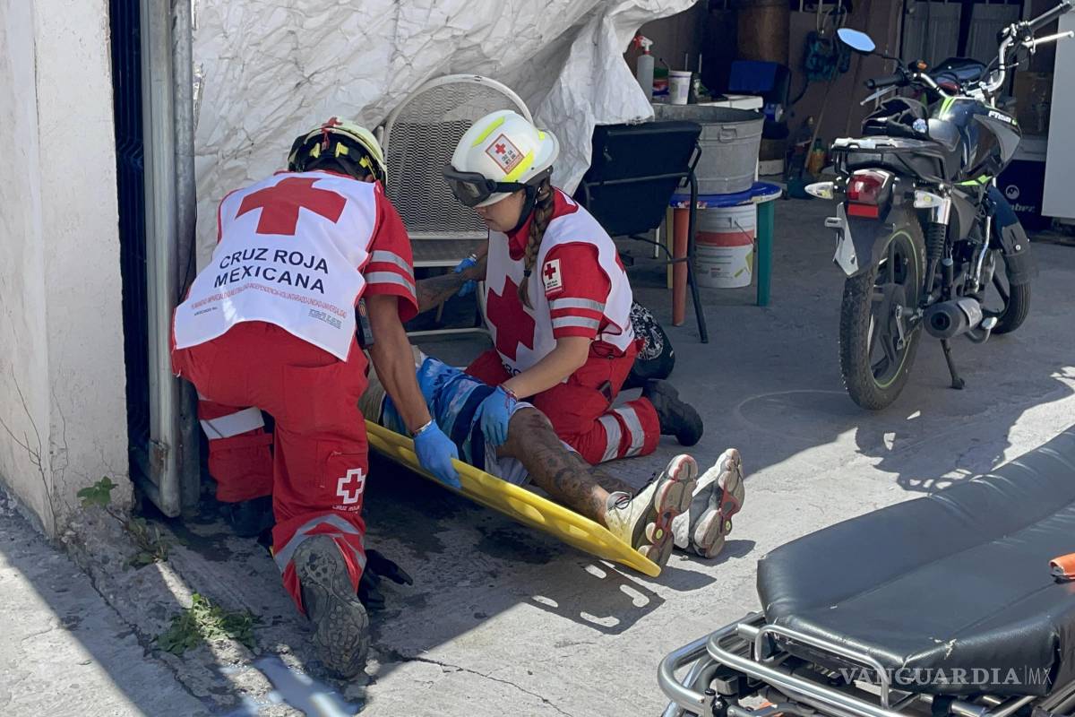 Motociclista derrapa y choca contra poste en la colonia Del Valle, en Saltillo