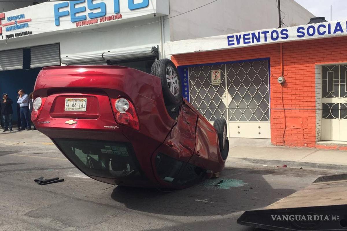Joven conductor se pasa alto y ocasiona volcadura en Saltillo