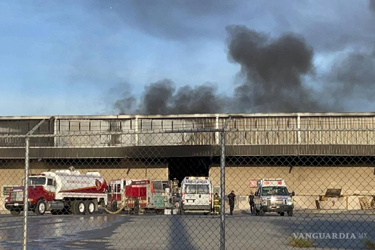 Sofocan reactivación de incendio en bodega de desechables, al poniente de Saltillo