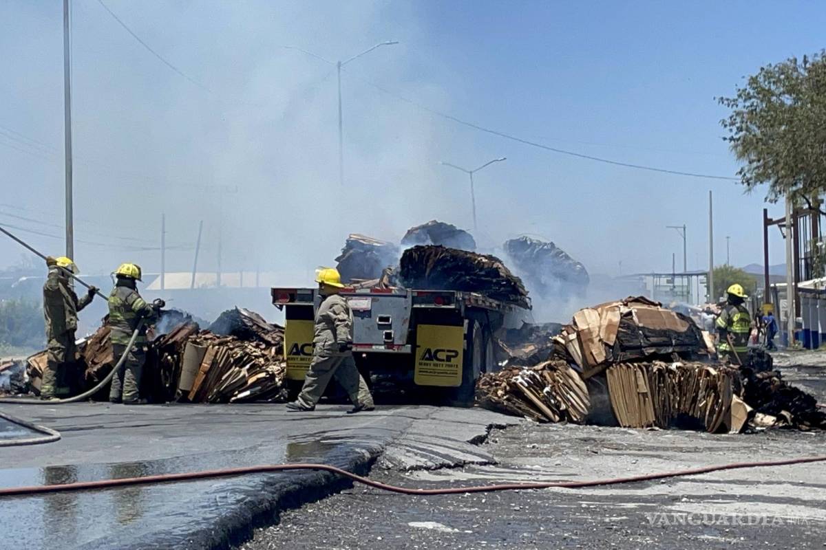 Tractocamión sufre incendio y conductor abandona la unidad a su suerte en Saltillo