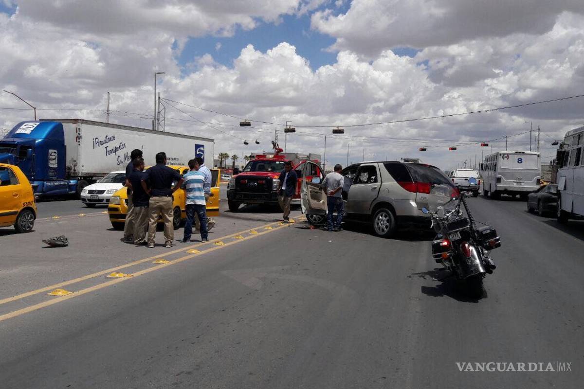 Encontronazo entre camioneta y tráiler deja un bombero muerto y otro lesionado, en carretera de Torreón