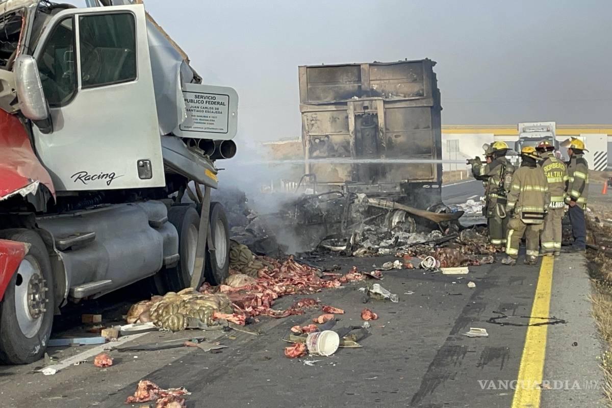 Accidente múltiple en la carretera a Torreón deja patrulla calcinada, tráileres dañados y caos vial durante horas
