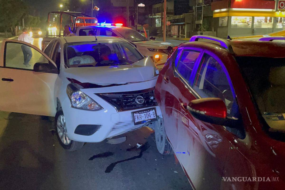 Saltillo: conductor de plataforma dormita y colisiona; camioneta esperaba el cambio de luz en el semáforo