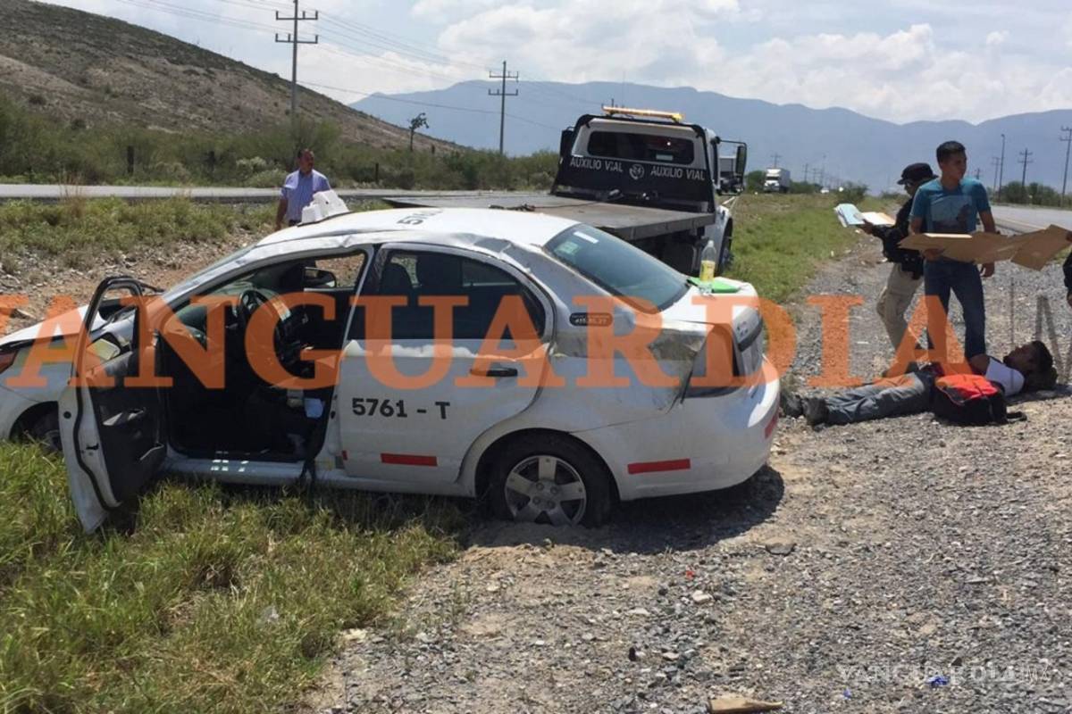 Pasajero asusta a taxista y lo hace volcar en Saltillo