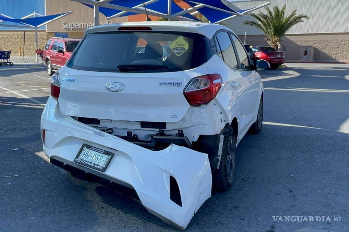 Se le atraviesa a repartidor y choca en estacionamiento de centro comercial en Saltillo