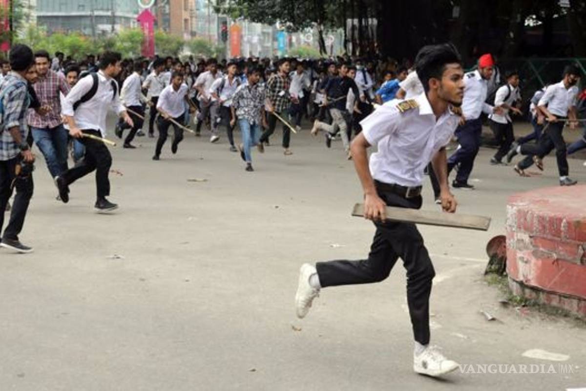 Atacan a estudiantes de Bangladesh durante protesta, desconocen el número de muertos y desaparecidos