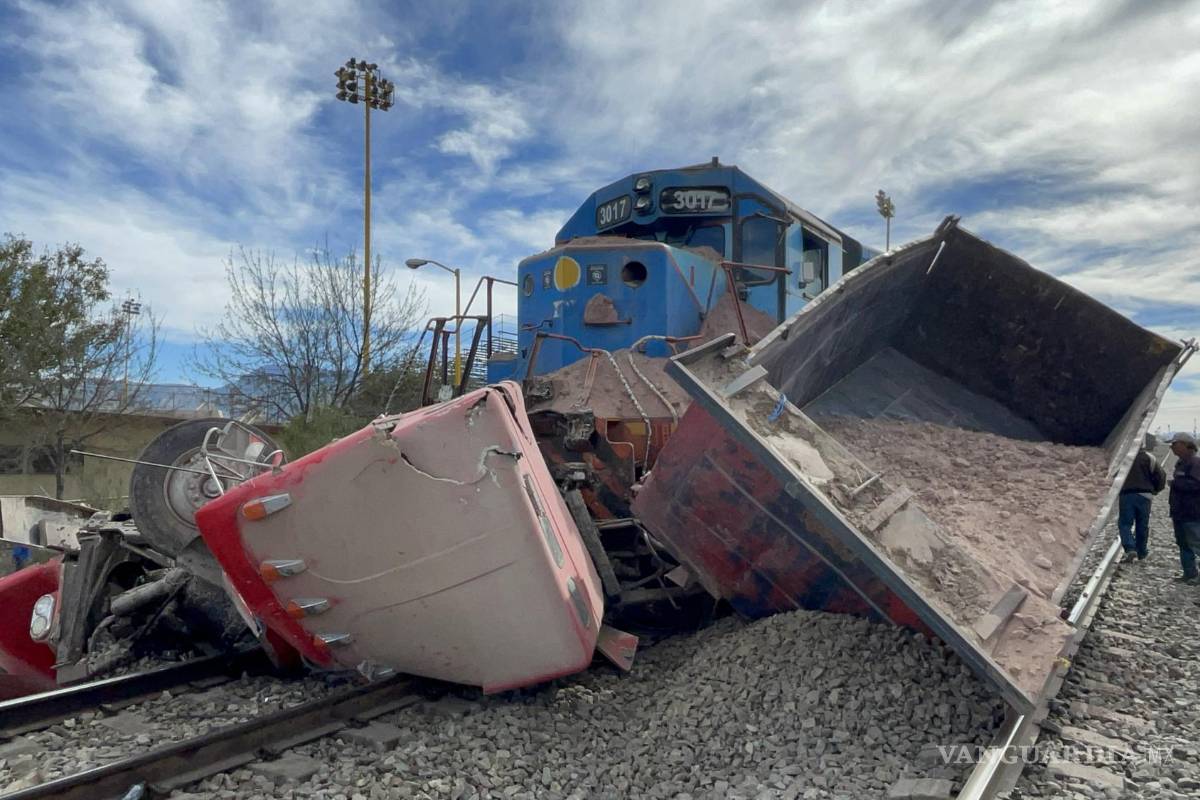 Tren embiste a camión y deja a conductor herido en Saltillo; quería ganarle el paso