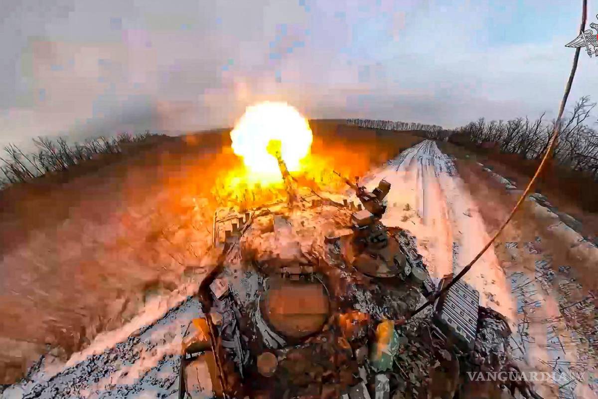 $!Fotografía tomada de un video el jueves 8 de febrero de 2024, un tanque ruso dispara en un lugar no revelado en Ucrania.