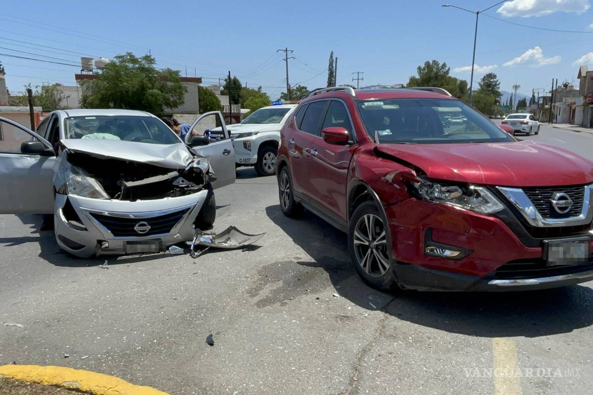 Saltillo: adulta mayor se pasa el rojo y choca contra auto