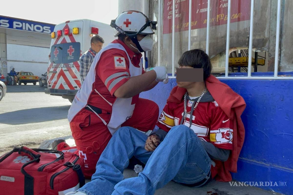 Joven motociclista trata de ganarle a ruta urbana y termina lesionado, en el Centro de Saltillo
