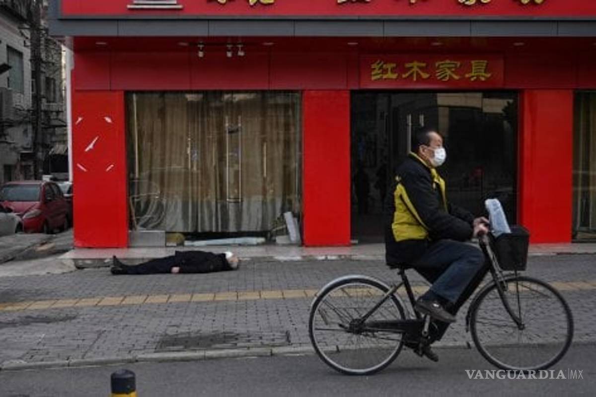En Wuhan por miedo al contagio probable de coronavirus nadie ayuda a hombre infartado en la calle