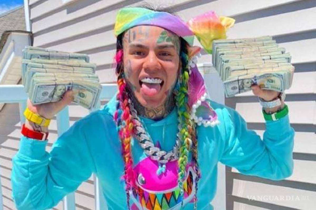 Rapero visita playas de México y regala billetes de 100 dólares