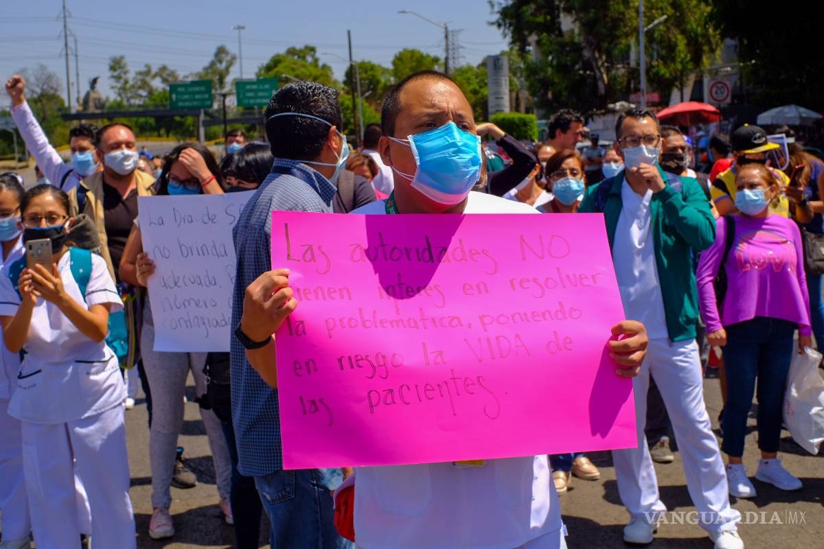 Médicos del Hospital La Raza bloquean calzada para exigir el equipo necesario para atender a pacientes con COVID-19