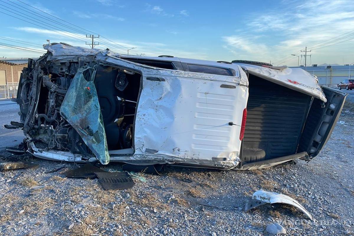 Conductor vuelca en Ramos Arizpe, asegura que el viento provocó el accidente