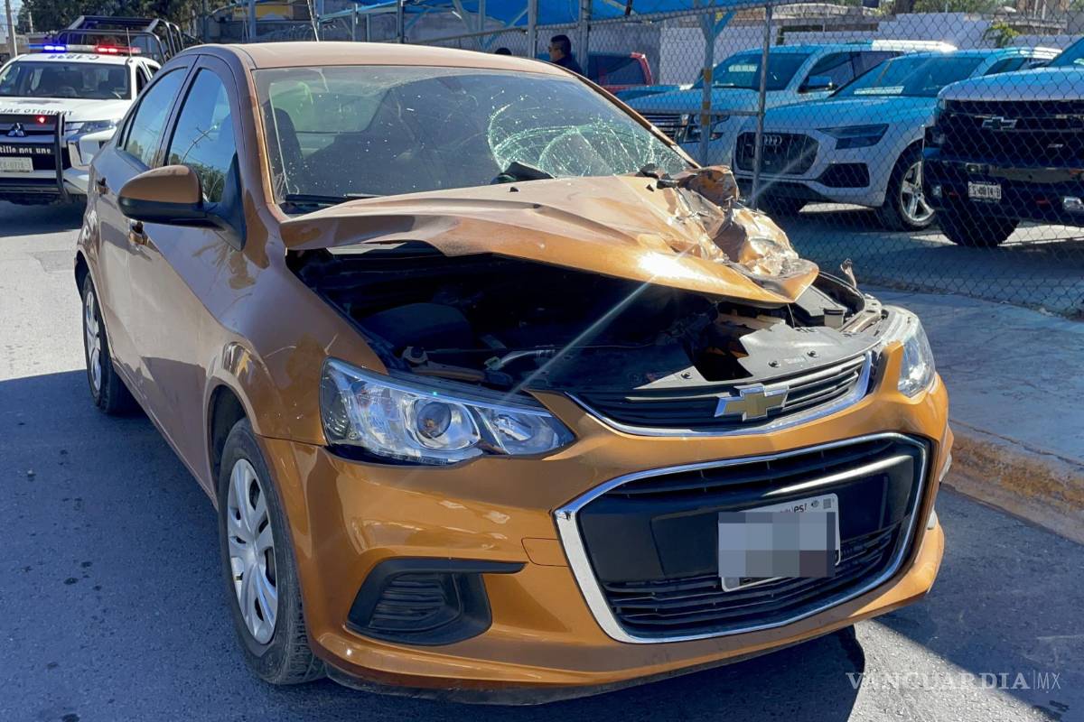 Cambia de carril y se estrella contra camioneta municipal de limpieza en Saltillo