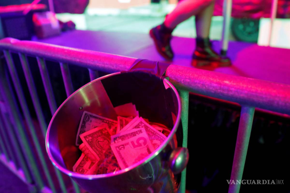 Club de striptease ofrece comida a domicilio y bailarinas entregan el pedido