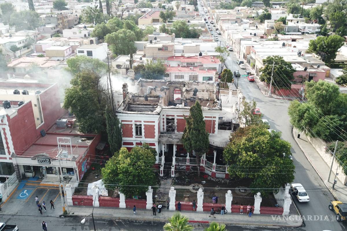 Instalaciones eléctricas expuestas, madera en mobiliario e hidrantes sin agua, contribuyeron a la pérdida en la Casa Roja de Saltillo