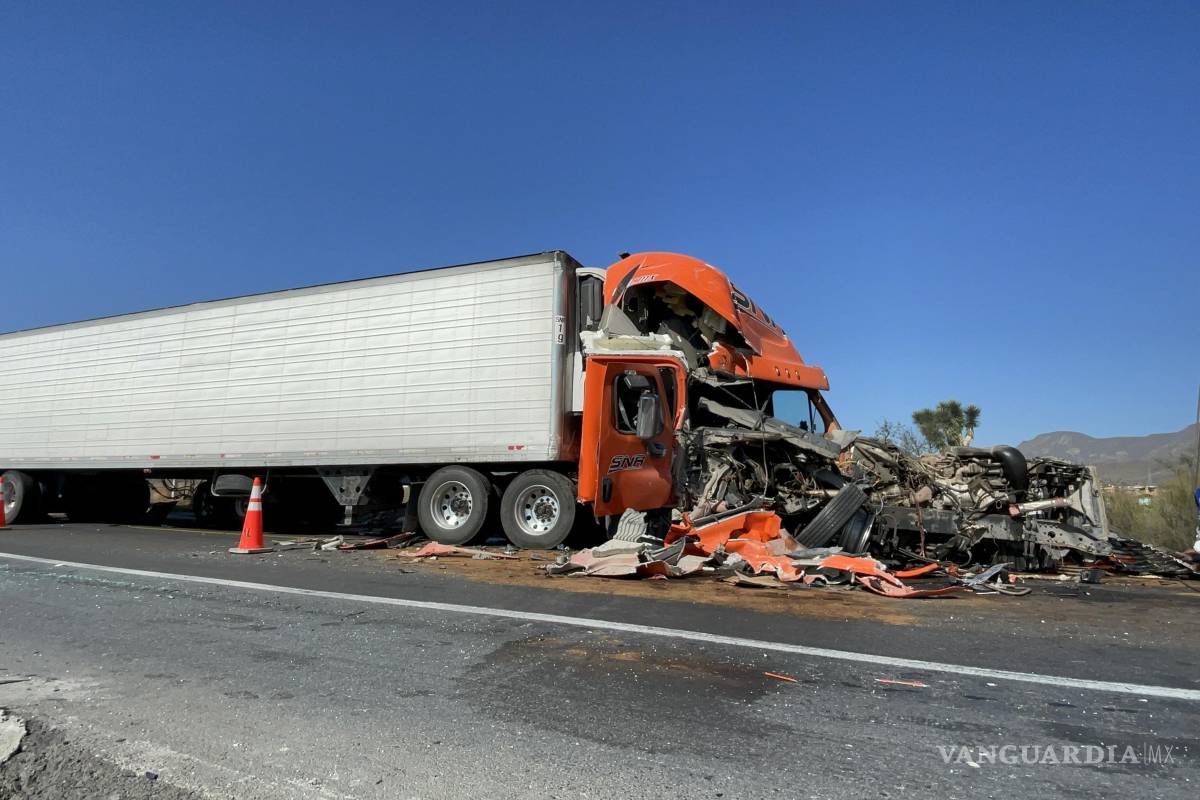 Saltillo: Intentó rebasar y choca contra dos tráileres en el libramiento Norponiente