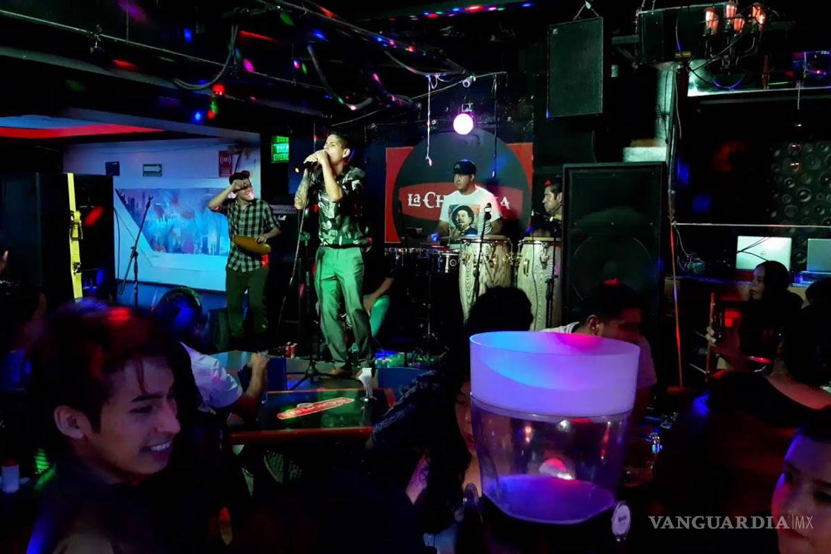 Meseros cobran 900 pesos de propina por dos tequilas, comensales se quejan y son agredidos