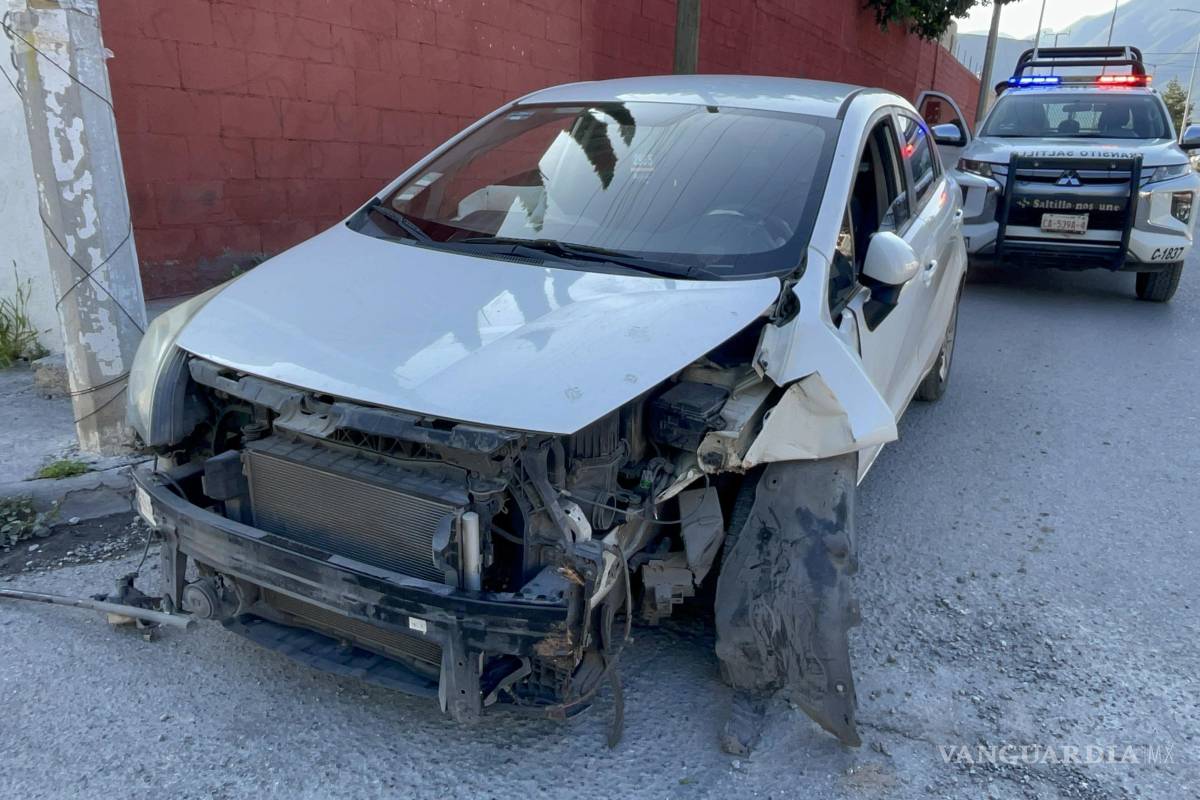 Se estrella mujer contra un árbol tras perder el control en Saltillo