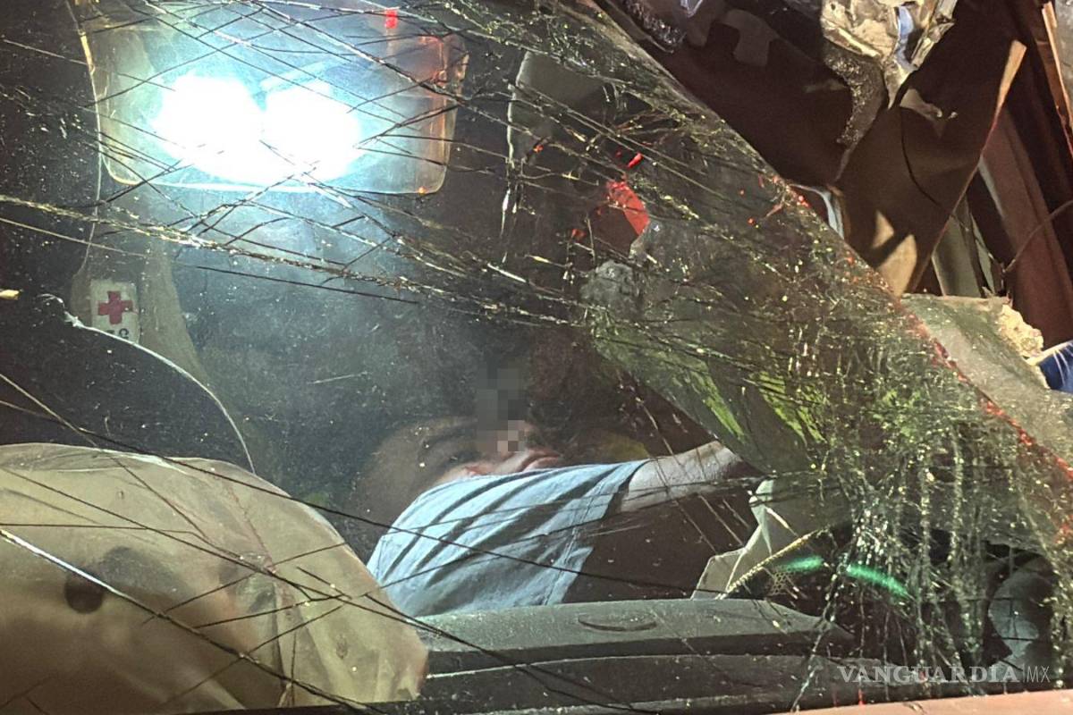 $!Bomberos utilizan equipo hidráulico para liberar al conductor atrapado entre los hierros retorcidos.