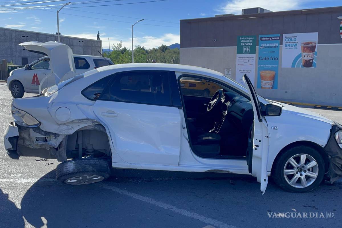 Joven se queda dormido al volante y provoca accidente de tráfico, en Saltillo