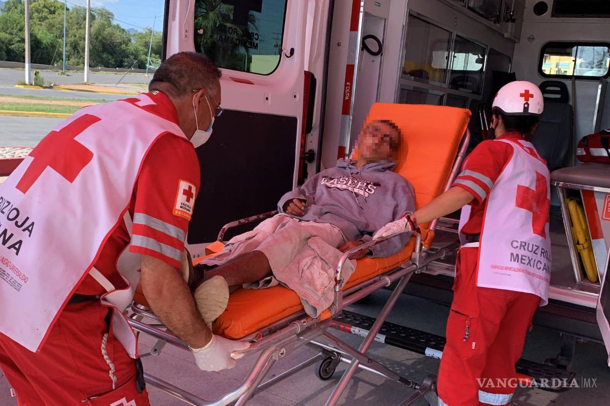 Encuentran a joven tirado y golpeado en colonia de Saltillo