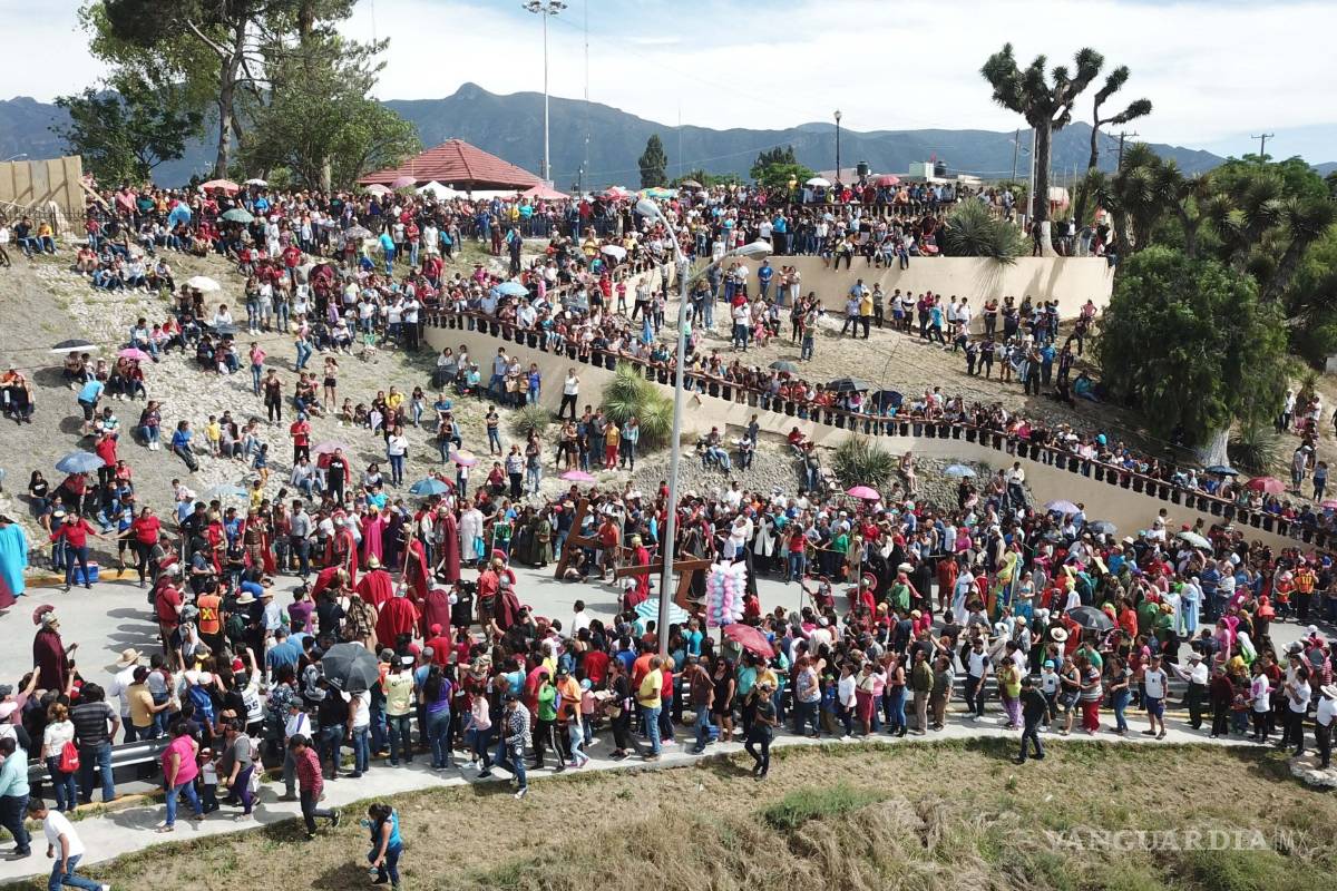 En Saltillo acuden más de 12 mil personas al Vía Crucis del Ojo de Agua