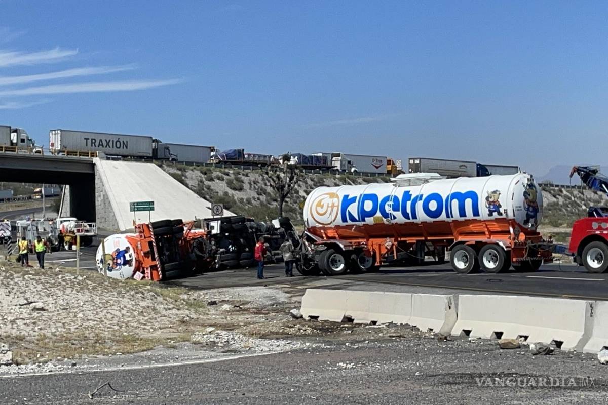 Alarma volcadura de pipa cargada de gasolina en la carretera Monterrey - Saltillo