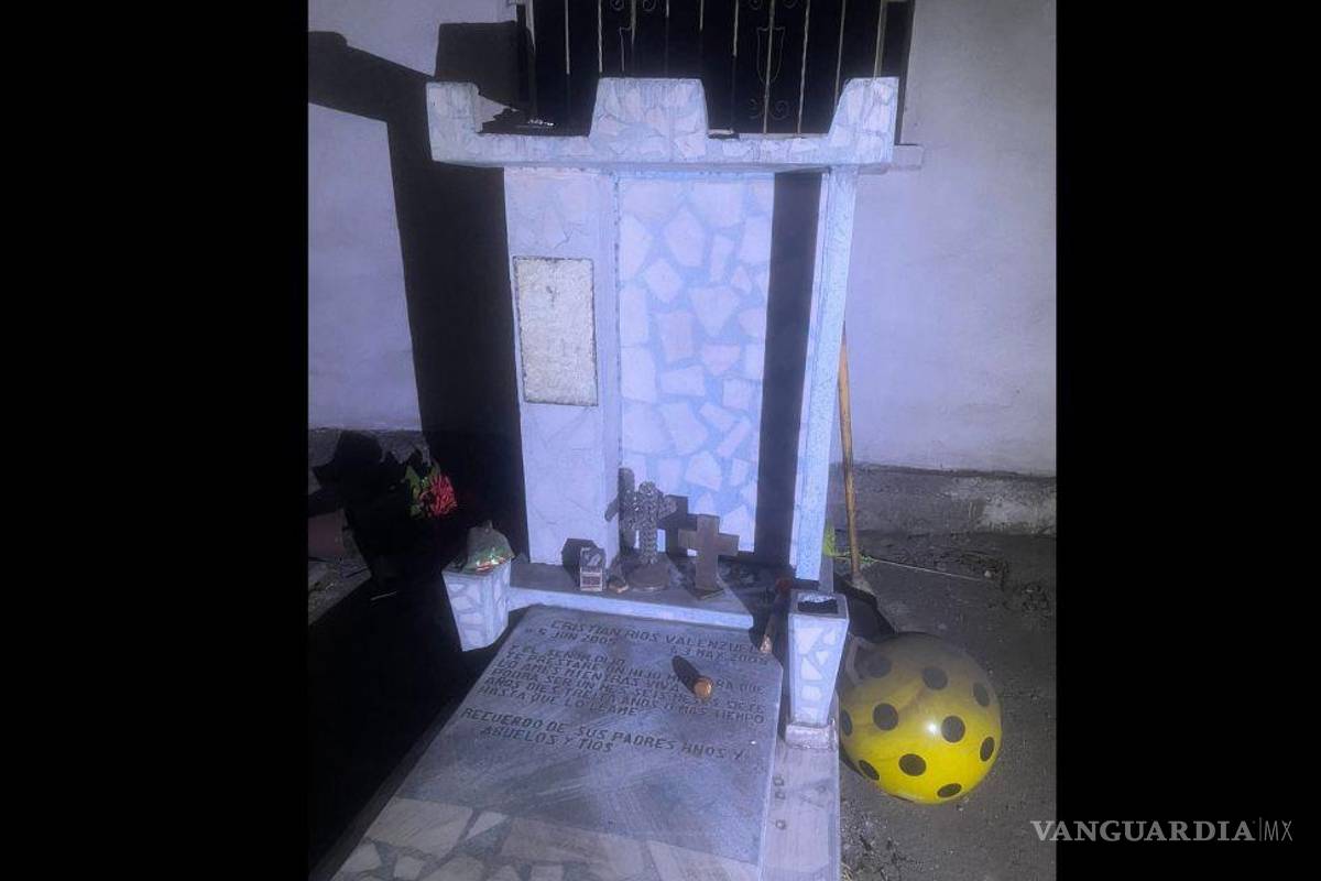 Sabinas: denuncia familia en redes robo de figuras y flores de la tumba de su hijo en el panteón