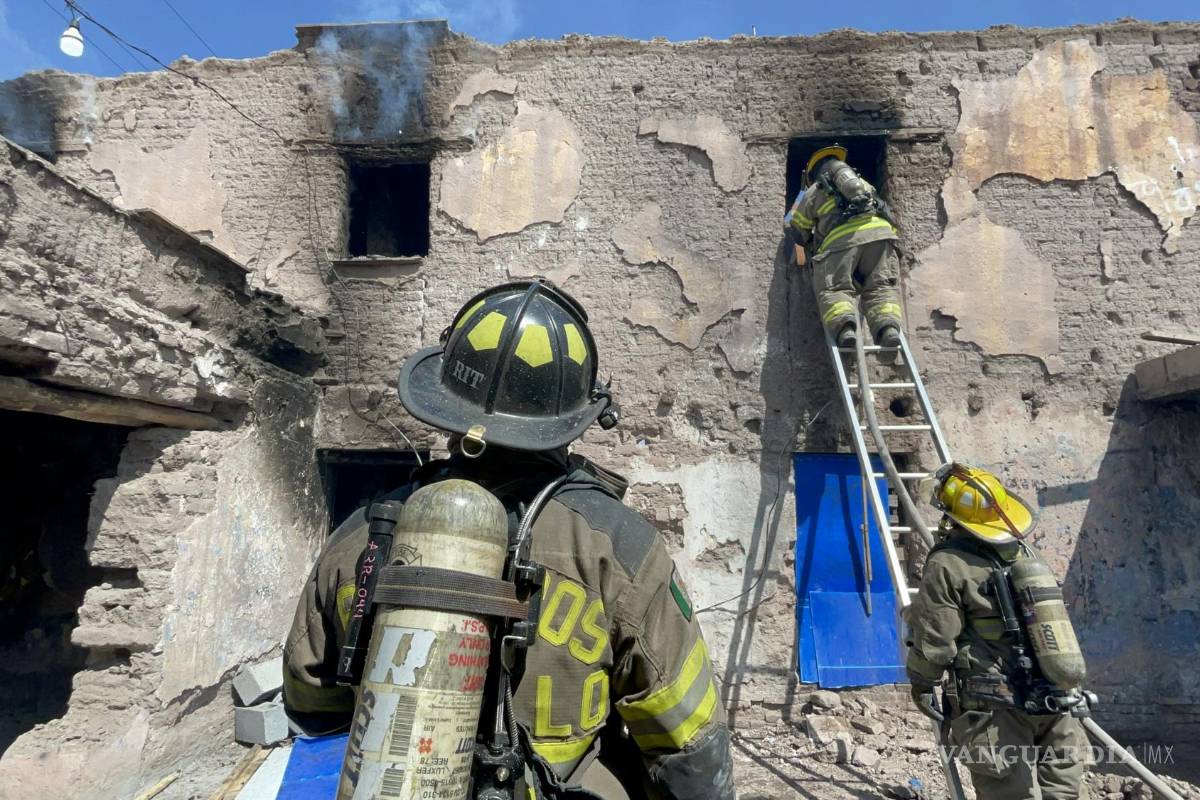 Arde en llamas casa abandonada en el centro de Saltillo; hombre en situación de calle sería el responsable