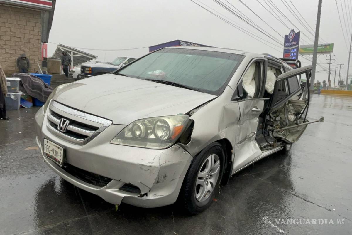 Pavimento mojado en Saltillo provoca accidente; tráiler choca a camioneta y deja a joven lesionada