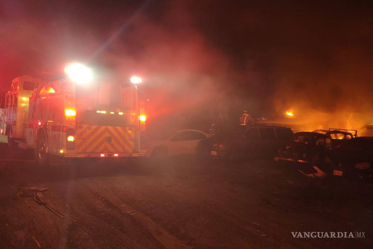 Incendio arrasa con 40 vehículos de un corralón, en Nuevo León