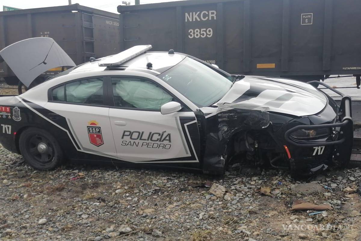 Policías apenas la libran, tren impactó a patrulla en San Pedro Garza García, Nuevo León