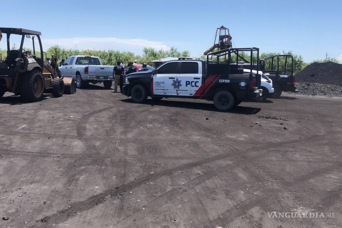 $!Nueve mineros fueron reportados como atrapados dentro de la mina.