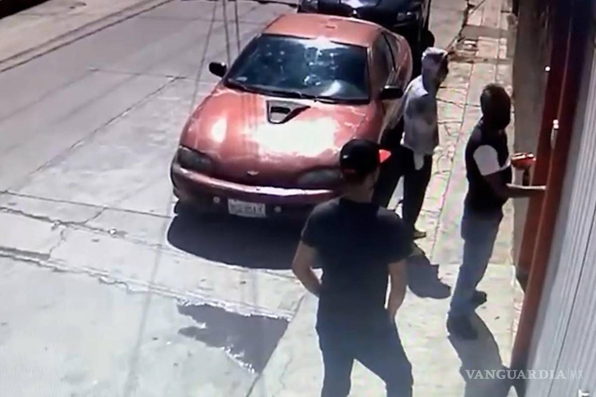 Revela El País, video que muestra a los asesinos del periodista Roberto Toledo, previo al ataque