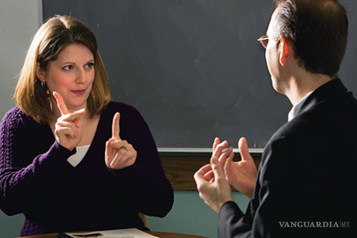 Obligarán a los medios a informar con claridad a personas con sordera