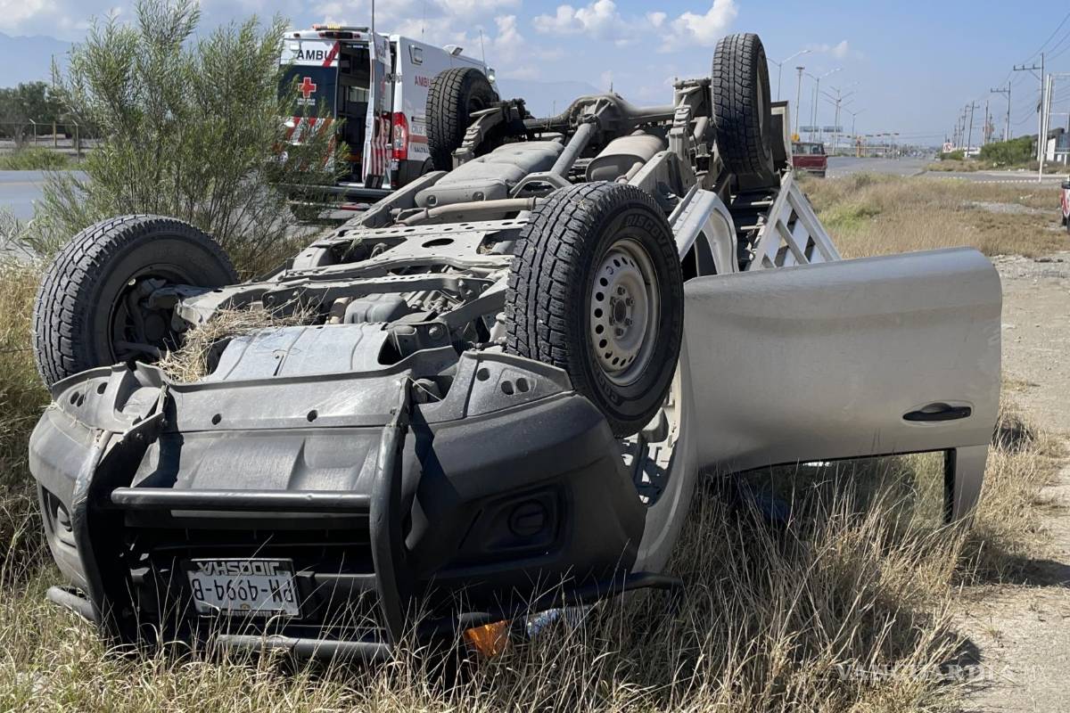 Vuelcan en antigua carretera a Monclova; dos resultan lesionados