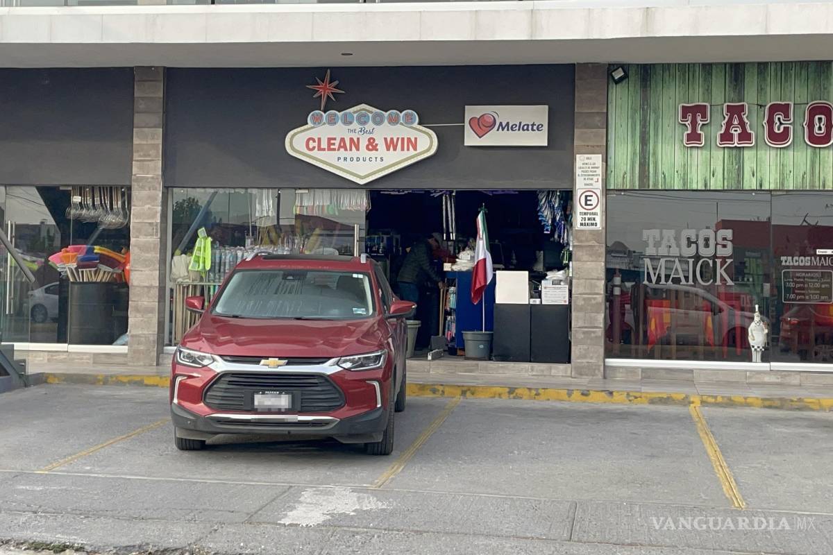 Destruye automovilista ebrio cristal de comercio en Saltillo y huye; dueño busca identificarlo (video)
