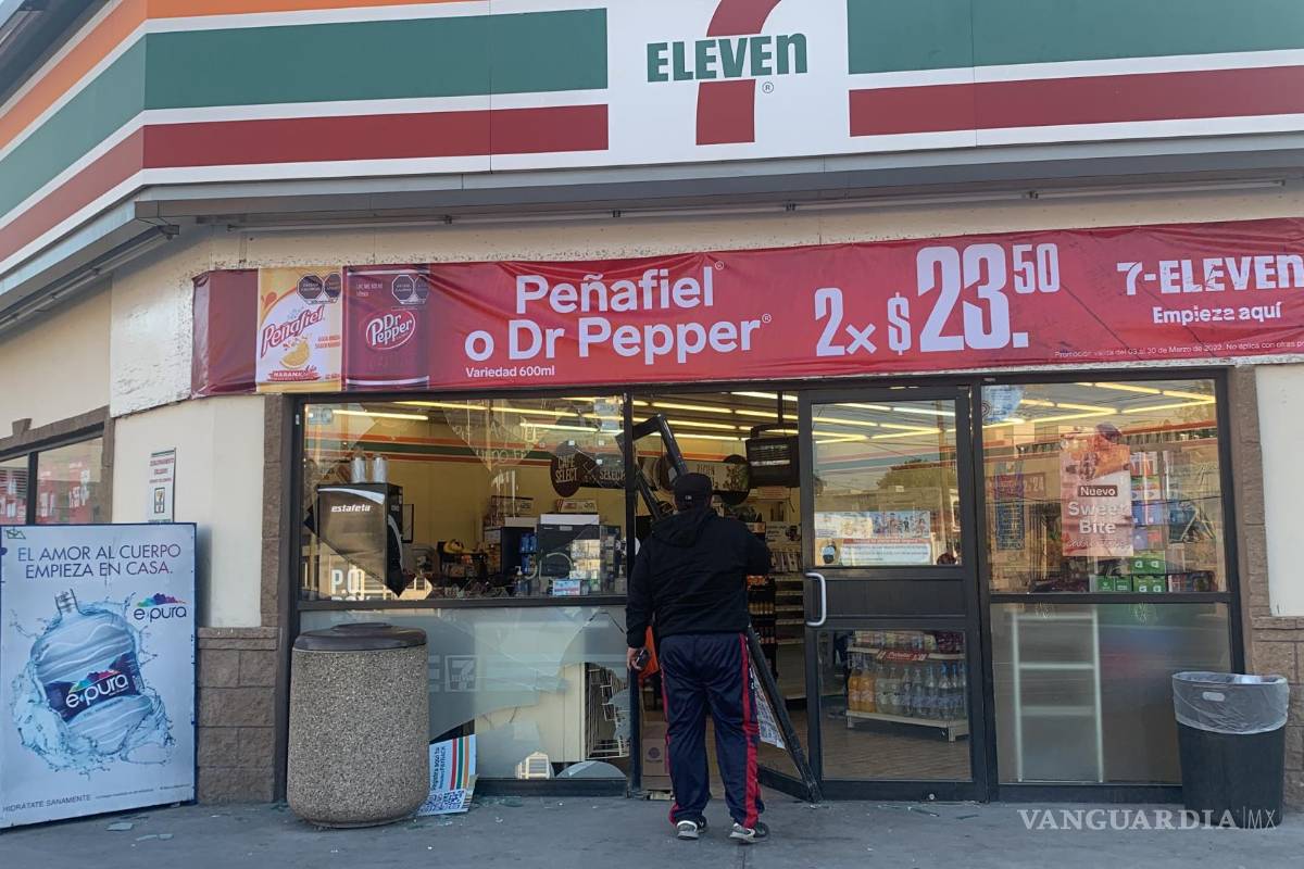 Salilo: escapa tras destrozar entrada de tienda de conveniencia
