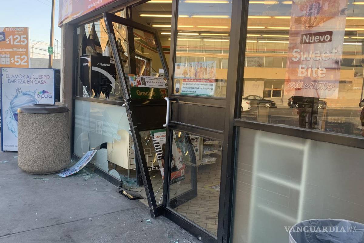 Salilo: escapa tras destrozar entrada de tienda de conveniencia