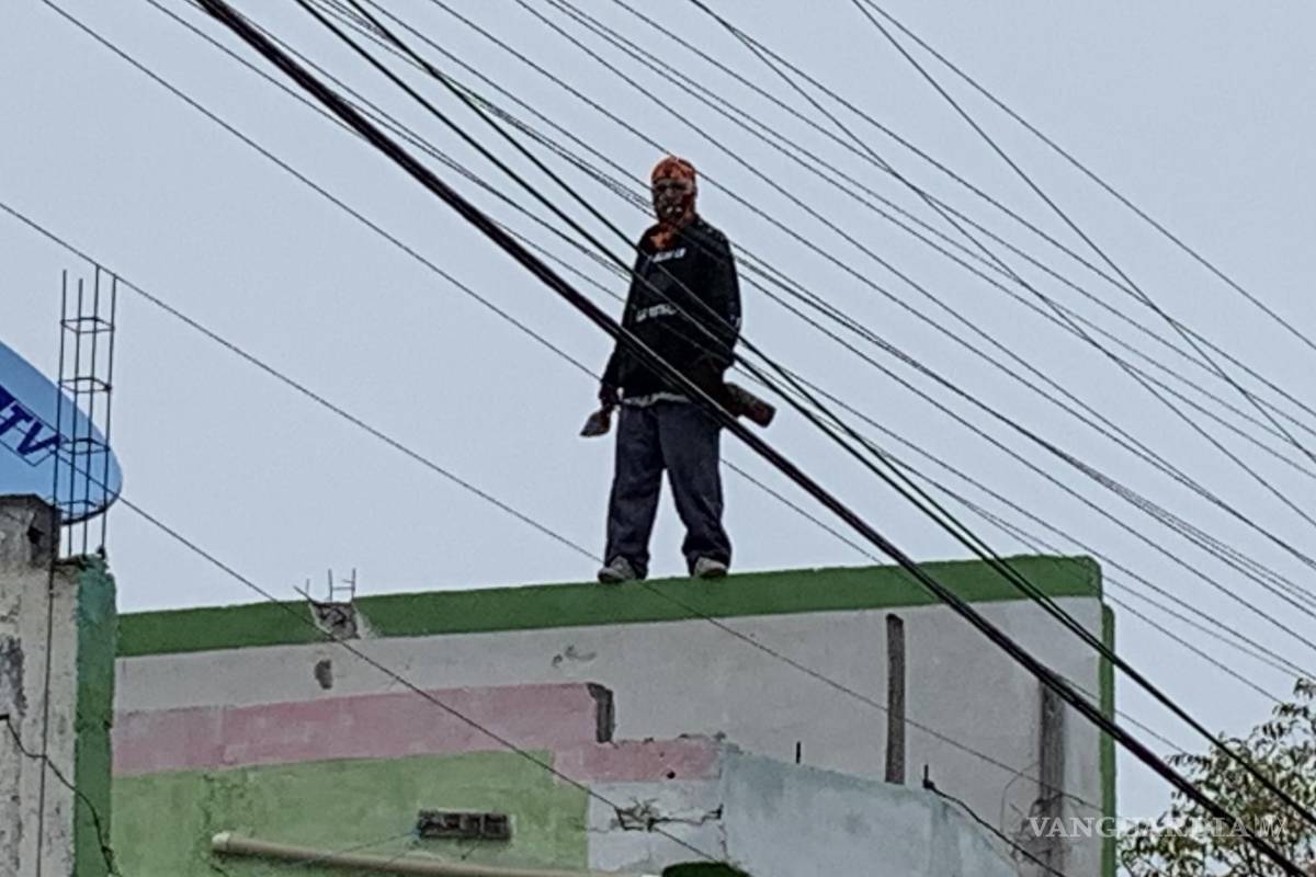 Amenaza con matarse; prende fuego a su casa en Mirasierra