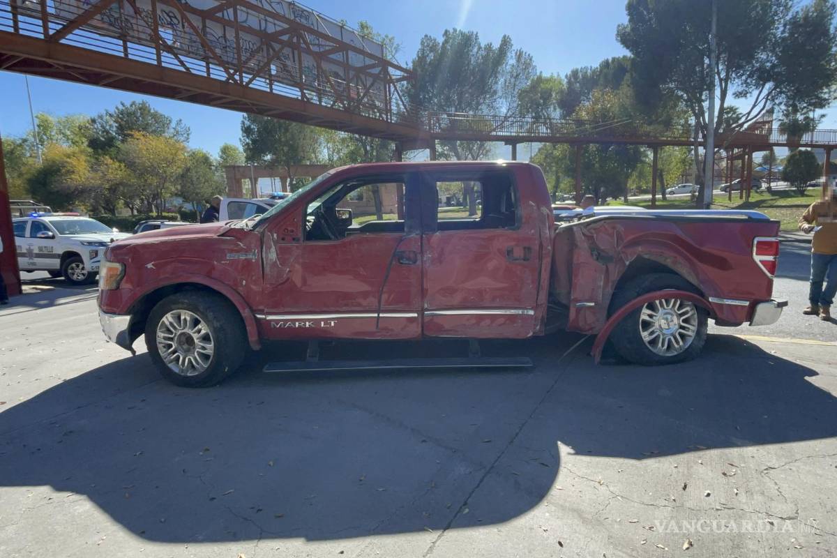 Joven acelerado destruye camioneta tras chocar contra un poste en Saltillo