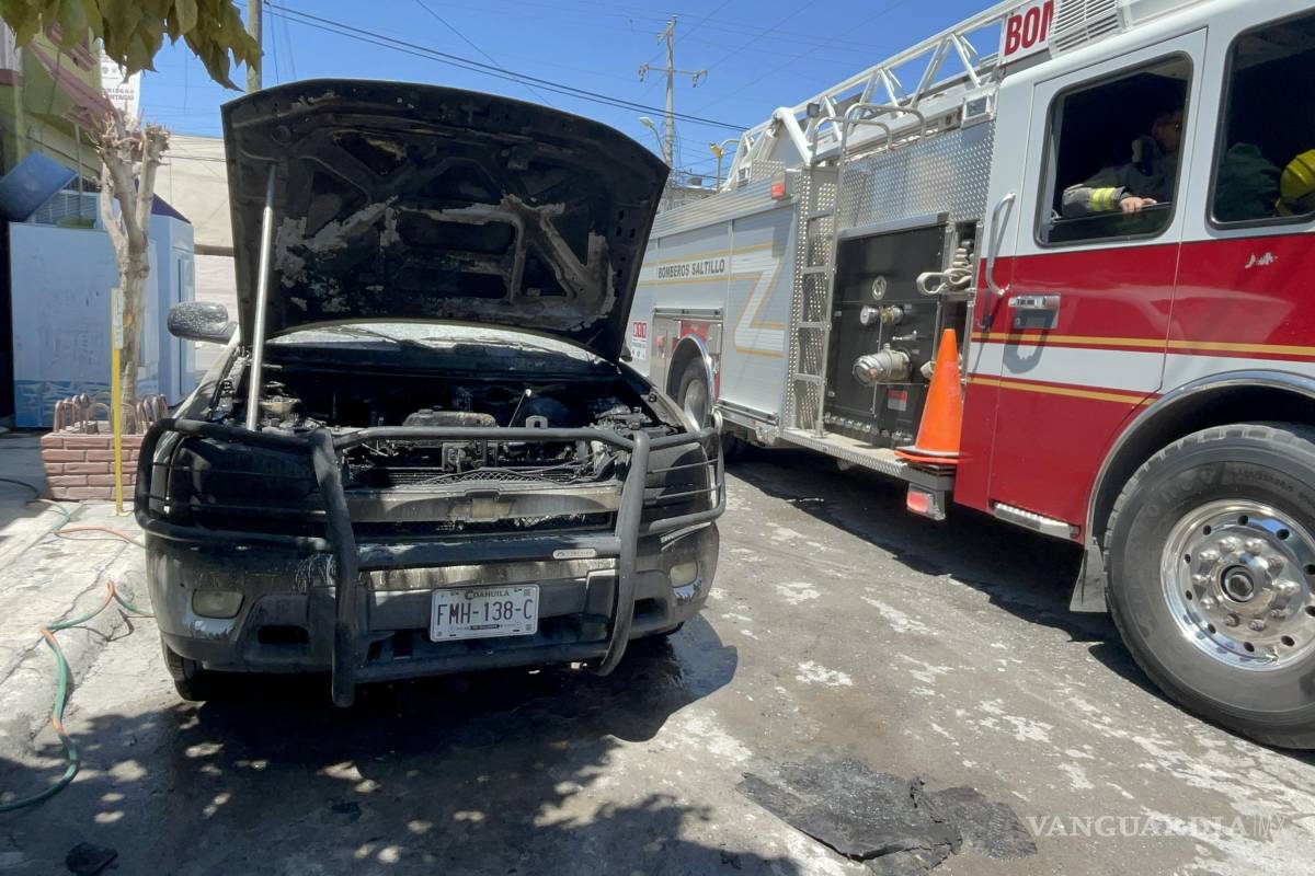 Saltillo: Camioneta se incendia recién salida del mecánico