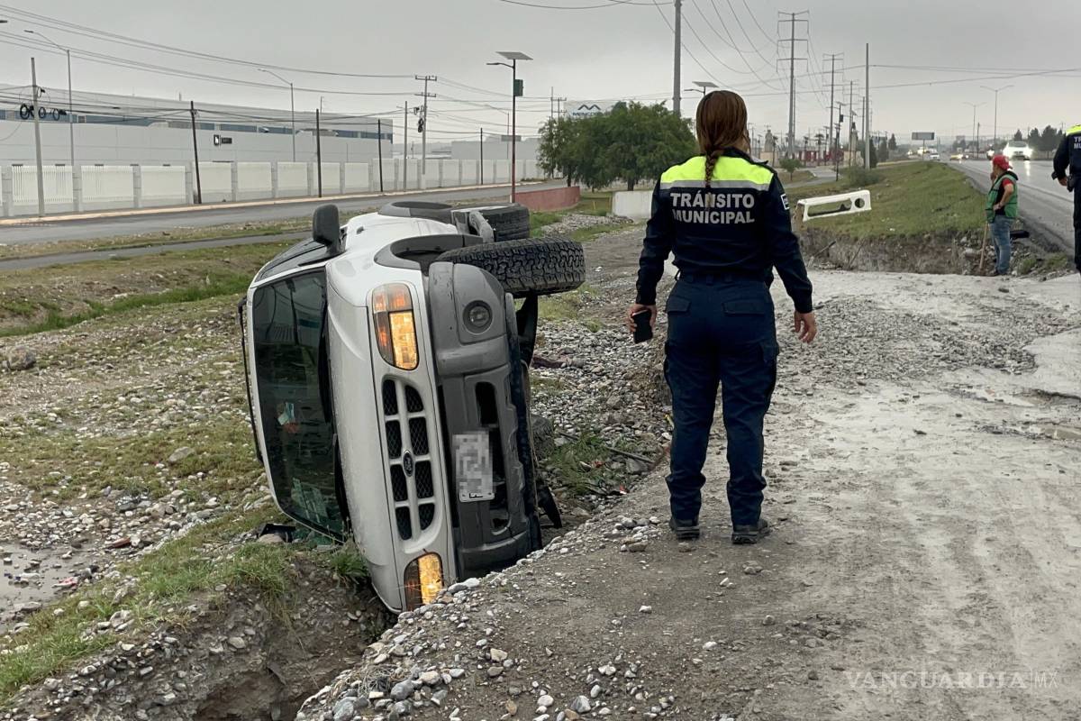 ‘Se le acabó el camino’: conductor vuelca al salir del túnel, al oriente de Saltillo