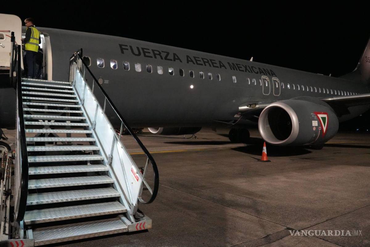 Llega primer avión con 135 mexicanos rescatados de Israel; aterriza en AIFA
