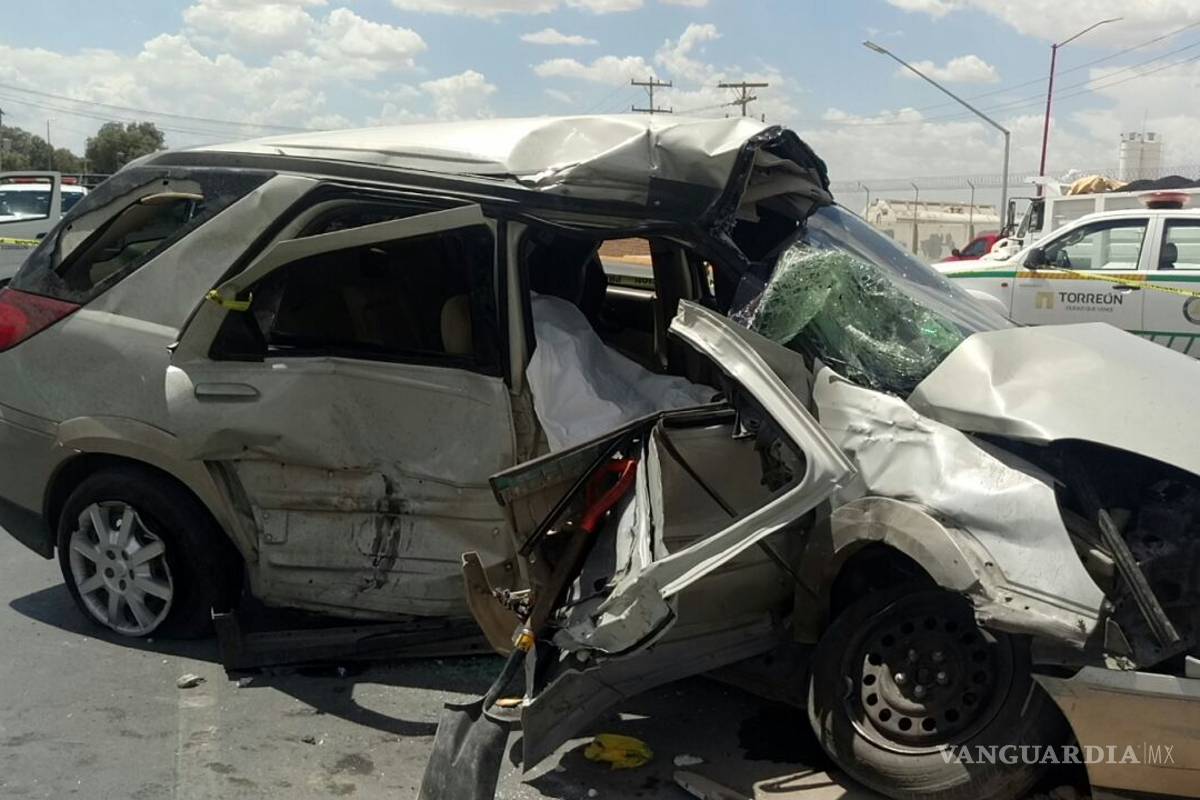 $!Encontronazo entre camioneta y tráiler deja un bombero muerto y otro lesionado, en carretera de Torreón
